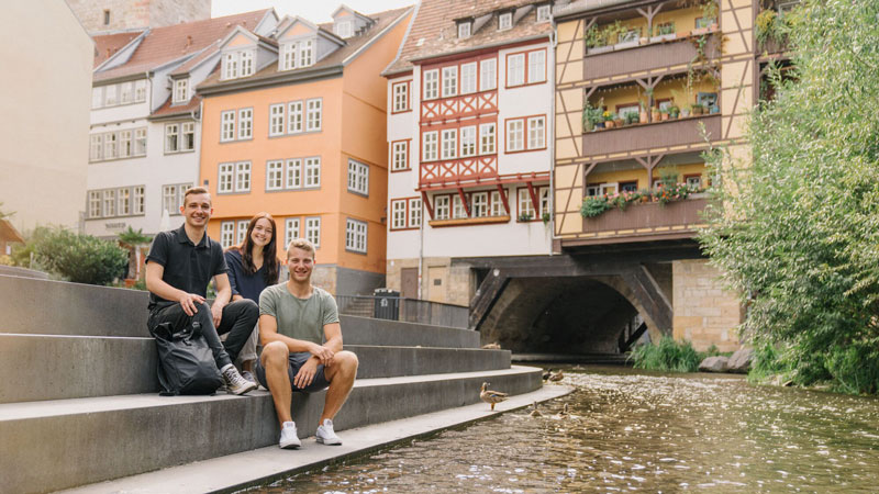 Studenten an der Erfurter Krämerbrücke