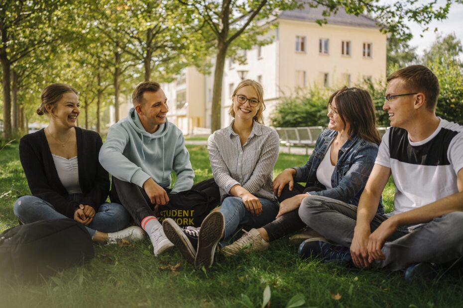 Studierende auf dem Campus Uni Erfurt
