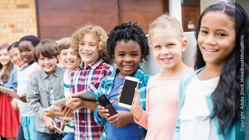 Kinder mit Smartphones