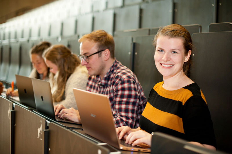 Studieninteressierte im Hörsaal