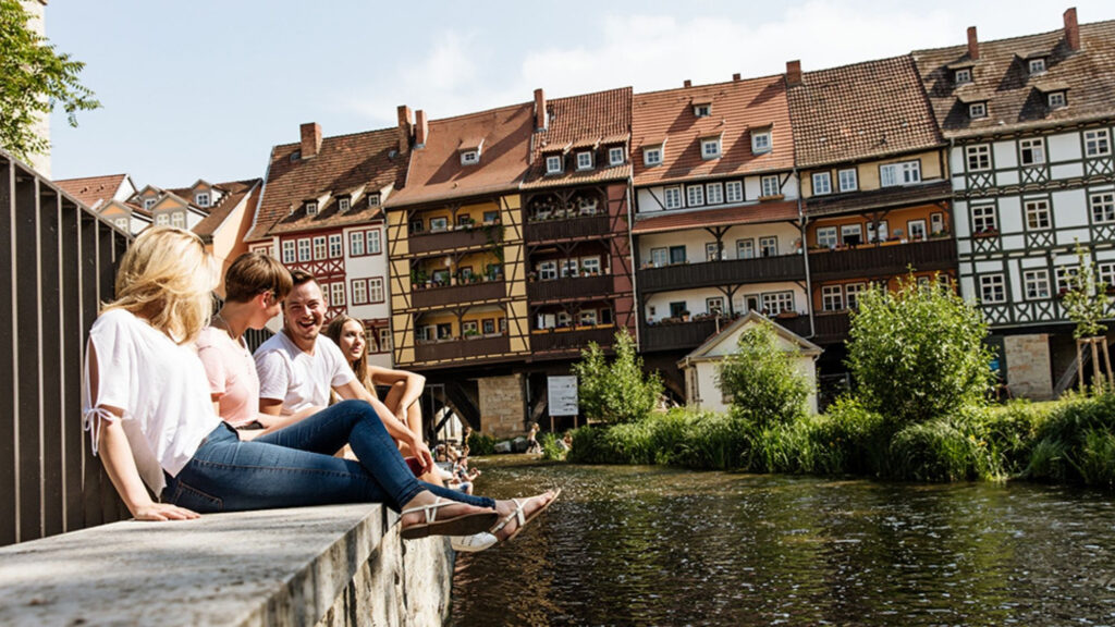 Studierende vor Krämerbrücke Erfurt