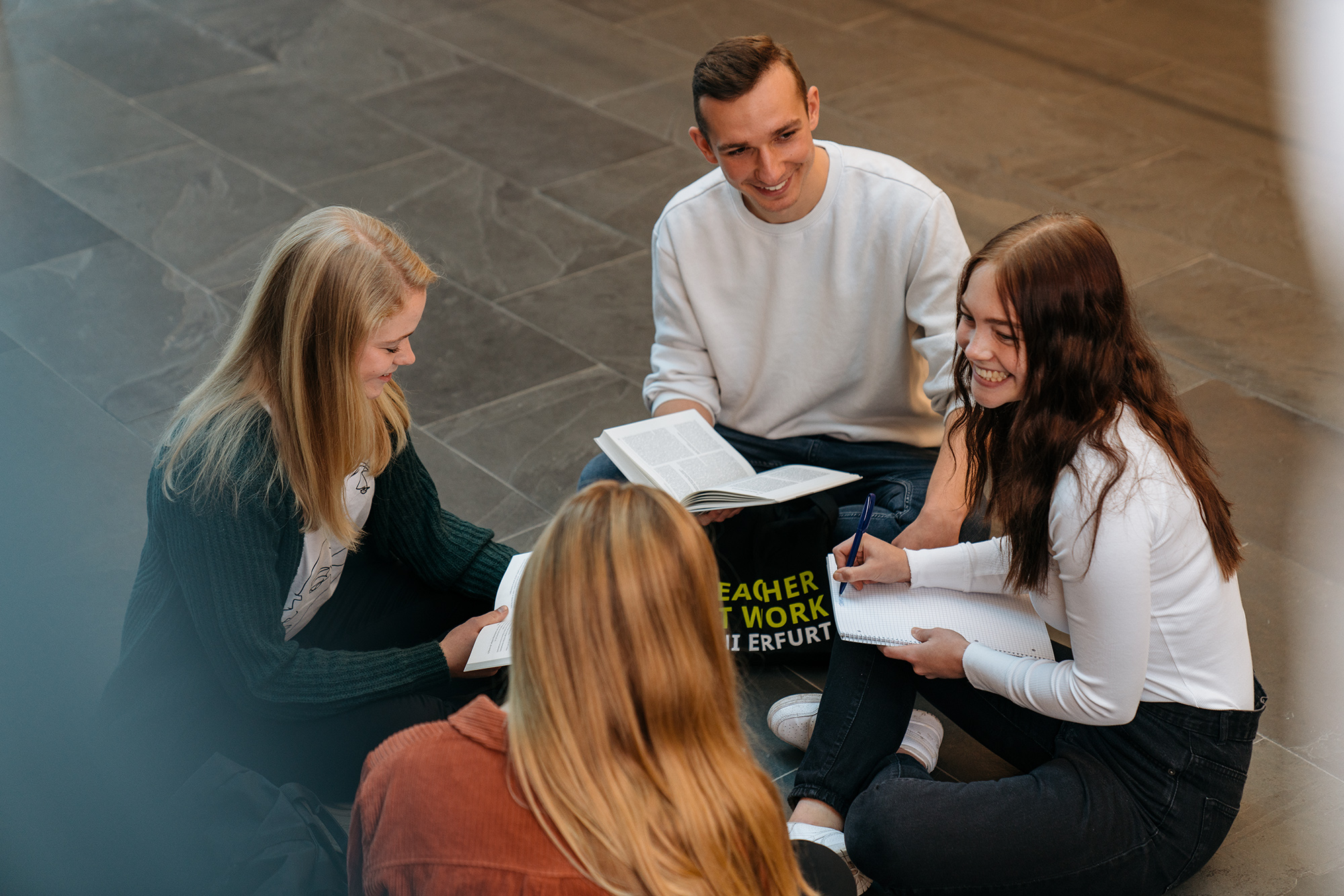 Studierende, die zusammen sitzen